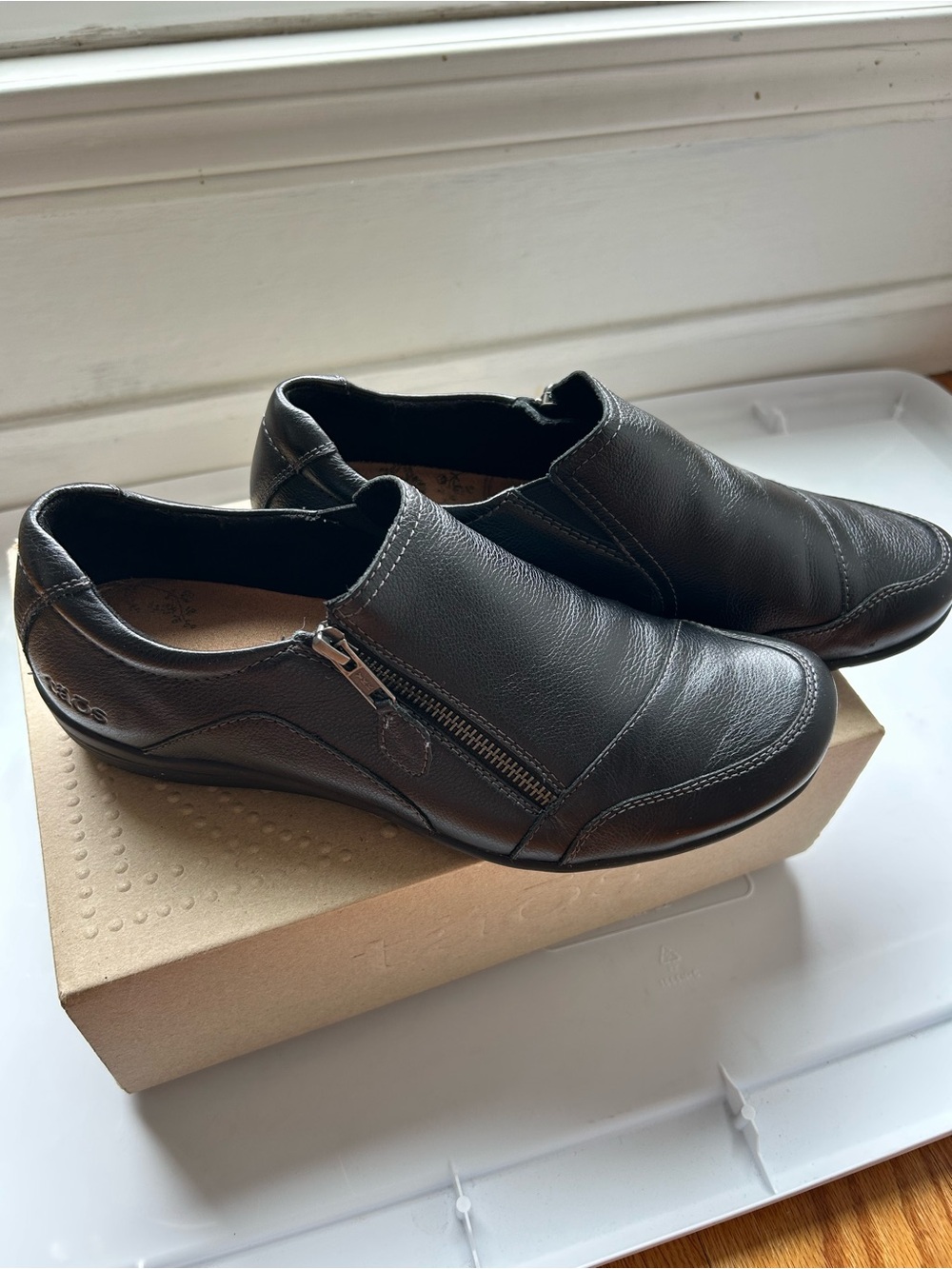 Taos Character Black Leather Side-Zip Comfort Loafers 10 Wide 10W